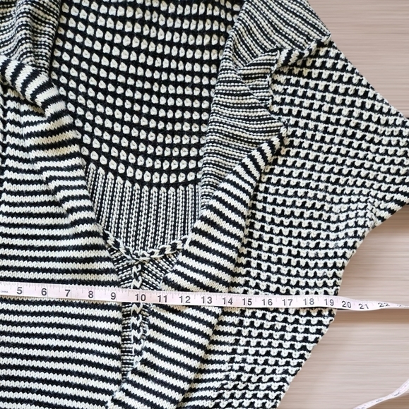 Striking black and white poncho style wool blend open drape cardigan size m/l - Picture 3 of 10